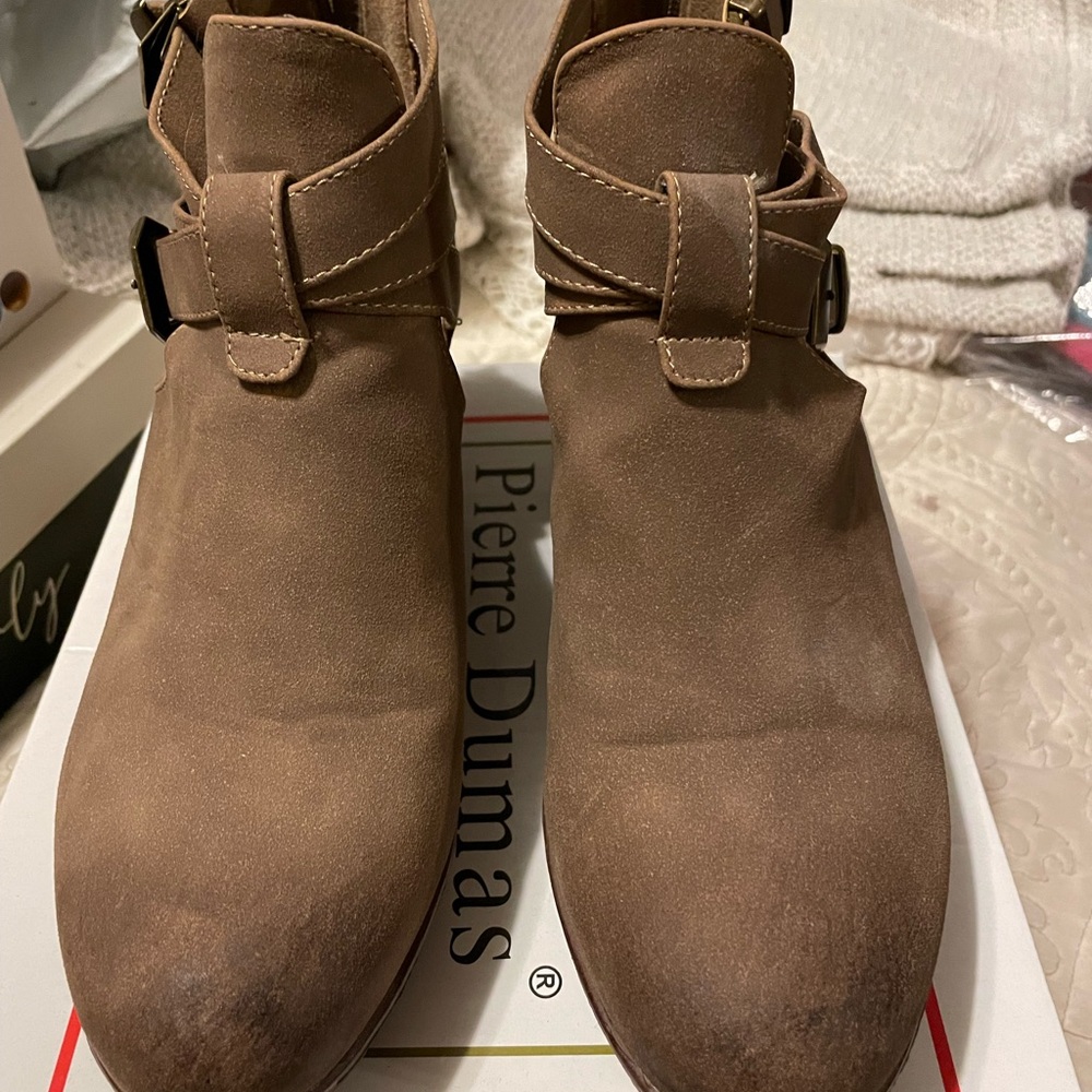 Pierre Dumas, tan wedge, size 9.